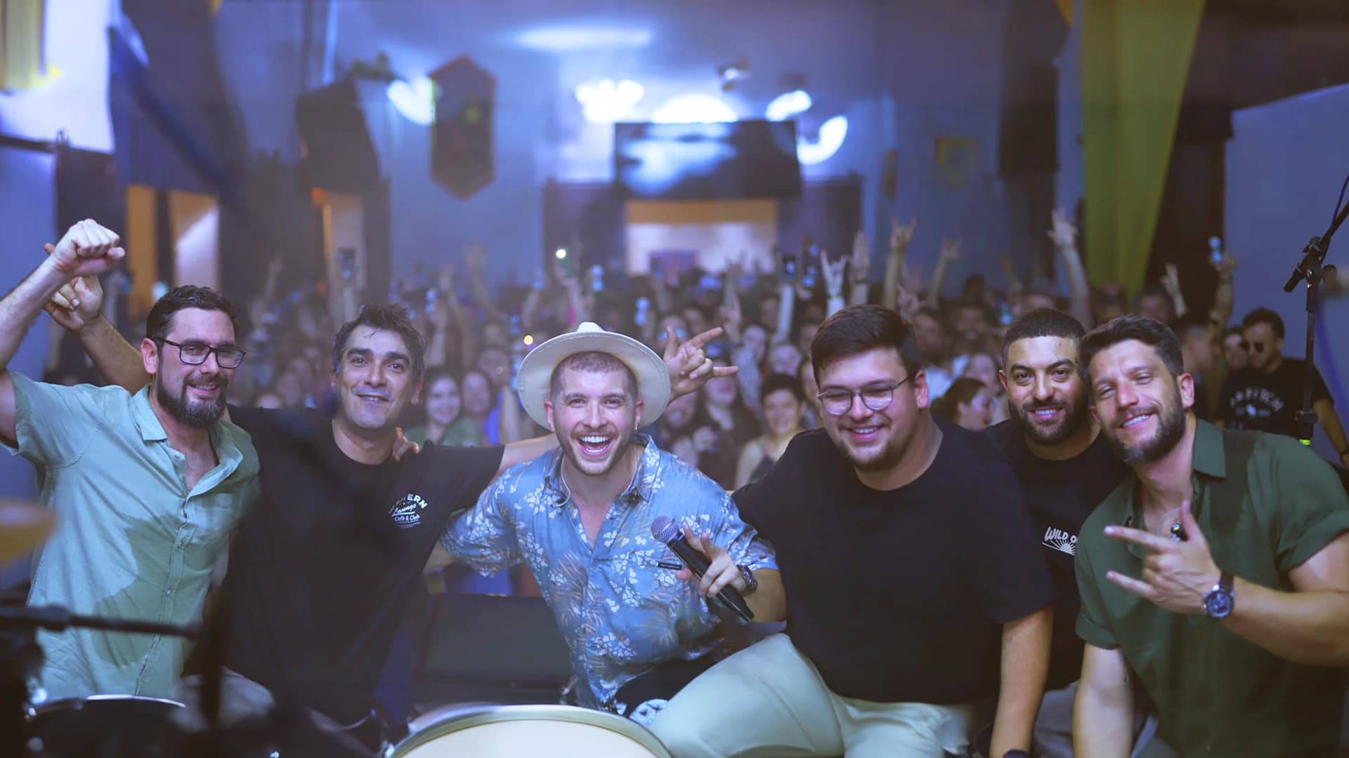 Integrantes da Take it Easy comemorando com o público ao final do show