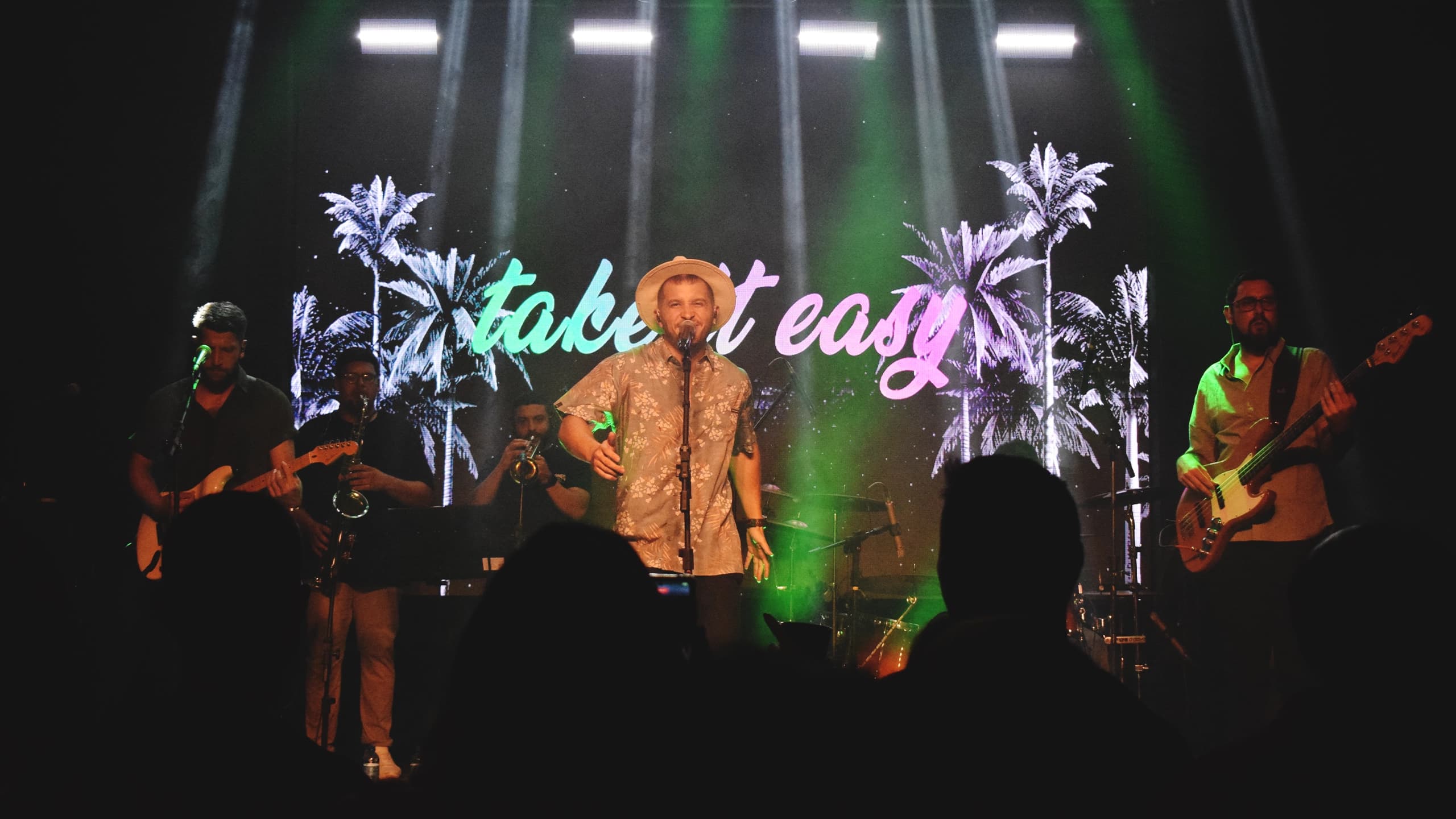 Take it Easy em palco com estrutura profissional de luz e som